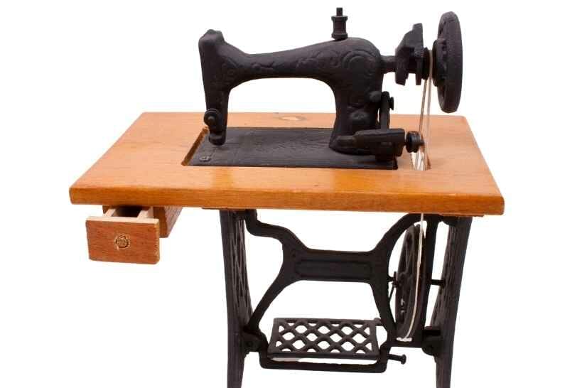 How Does A Sewing Machine Foot Pedal Work?
